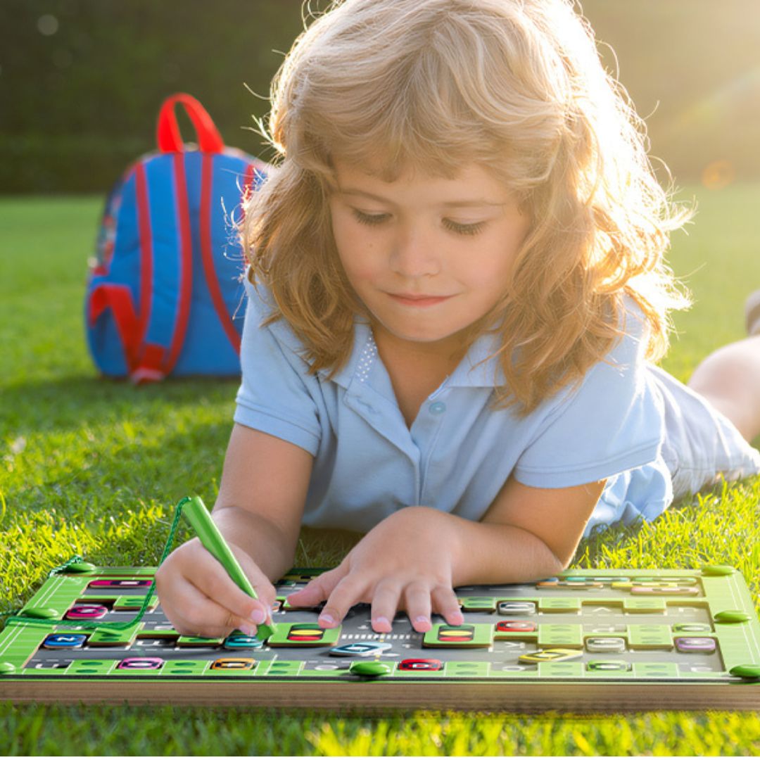 Labyrinthe de stationnement pour tout-petits – motive les enfants à apprendre l'alphabet 